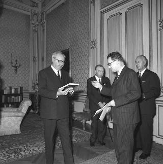 Luigi Gui, Ministro della pubblica istruzione, con Mario Pedini, Presidente dell'Unione nazionale dell'istruzione tecnica e professionale, con una rappresentanza dell'Unione in udienza dal Presidente della Repubblica Giuseppe Saragat