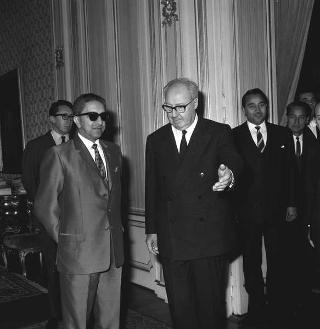 Il Presidente della Repubblica Giuseppe Saragat  riceve in visita ufficiale Sua Maestà Mahendra, Re del Nepal, con l'ambasciatore Prakash Chand Thakur e il segretario militare nepalese Fher Bahadur Malla