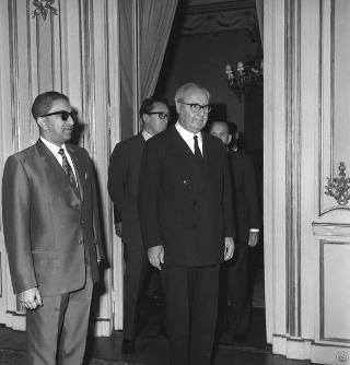 Il Presidente della Repubblica Giuseppe Saragat  riceve in visita ufficiale Sua Maestà Mahendra, Re del Nepal, con l'ambasciatore Prakash Chand Thakur e il segretario militare nepalese Fher Bahadur Malla