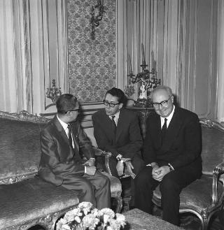 Il Presidente della Repubblica Giuseppe Saragat  riceve in visita ufficiale Sua Maestà Mahendra, Re del Nepal, con l'ambasciatore Prakash Chand Thakur e il segretario militare nepalese Fher Bahadur Malla