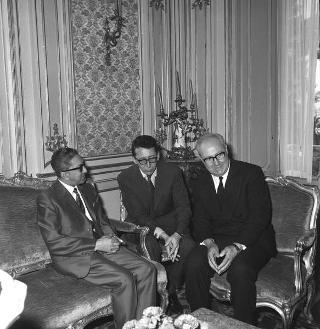 Il Presidente della Repubblica Giuseppe Saragat  riceve in visita ufficiale Sua Maestà Mahendra, Re del Nepal, con l'ambasciatore Prakash Chand Thakur e il segretario militare nepalese Fher Bahadur Malla