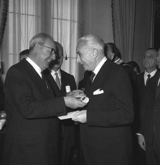 Il Presidente della Repubblica Giuseppe Saragat durante premiazione dei vincitori della XV edizione del Premio internazionale di giornalismo "Saint Vincent"