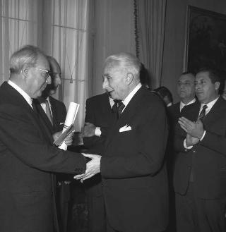 Il Presidente della Repubblica Giuseppe Saragat durante premiazione dei vincitori della XV edizione del Premio internazionale di giornalismo "Saint Vincent"
