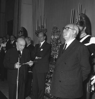 Il Presidente della Repubblica Giuseppe Saragat durante premiazione dei vincitori della XV edizione del Premio internazionale di giornalismo "Saint Vincent"