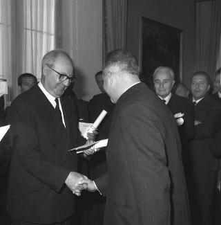 Il Presidente della Repubblica Giuseppe Saragat durante premiazione dei vincitori della XV edizione del Premio internazionale di giornalismo "Saint Vincent"