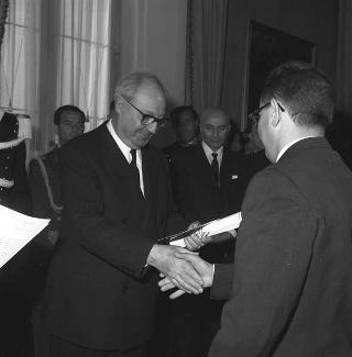 Il Presidente della Repubblica Giuseppe Saragat durante premiazione dei vincitori della XV edizione del Premio internazionale di giornalismo "Saint Vincent"
