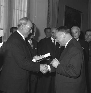 Il Presidente della Repubblica Giuseppe Saragat durante premiazione dei vincitori della XV edizione del Premio internazionale di giornalismo "Saint Vincent"