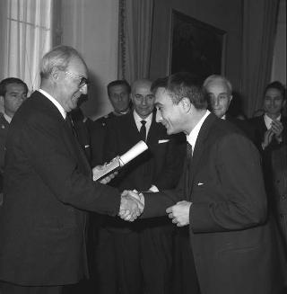 Il Presidente della Repubblica Giuseppe Saragat durante premiazione dei vincitori della XV edizione del Premio internazionale di giornalismo "Saint Vincent"