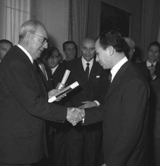 Il Presidente della Repubblica Giuseppe Saragat durante premiazione dei vincitori della XV edizione del Premio internazionale di giornalismo "Saint Vincent"