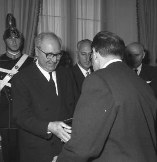 Il Presidente della Repubblica Giuseppe Saragat durante premiazione dei vincitori della XV edizione del Premio internazionale di giornalismo "Saint Vincent"