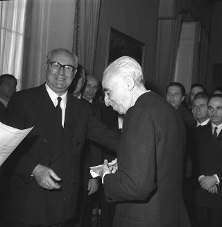 Il Presidente della Repubblica Giuseppe Saragat durante premiazione dei vincitori della XV edizione del Premio internazionale di giornalismo "Saint Vincent"