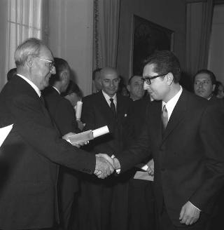 Il Presidente della Repubblica Giuseppe Saragat durante premiazione dei vincitori della XV edizione del Premio internazionale di giornalismo "Saint Vincent"