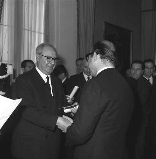 Il Presidente della Repubblica Giuseppe Saragat durante premiazione dei vincitori della XV edizione del Premio internazionale di giornalismo "Saint Vincent"