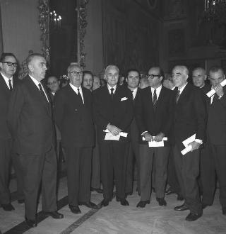Il Presidente della Repubblica Giuseppe Saragat durante premiazione dei vincitori della XV edizione del Premio internazionale di giornalismo "Saint Vincent"