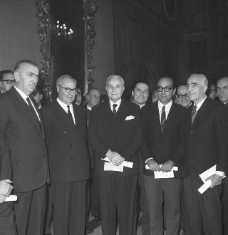 Il Presidente della Repubblica Giuseppe Saragat durante premiazione dei vincitori della XV edizione del Premio internazionale di giornalismo "Saint Vincent"