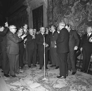 Il Presidente della Repubblica Giuseppe Saragat riceve in udienza l'avv. Vito Antonio Di Cagno, Presidente dell'ENEL, con i dipendenti premiati per i 35 anni di servizio