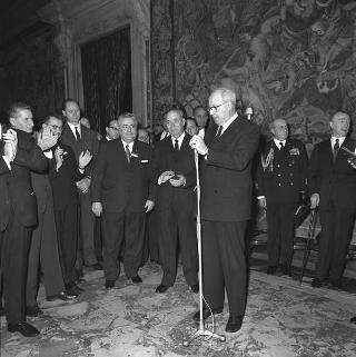 Il Presidente della Repubblica Giuseppe Saragat riceve in udienza l'avv. Vito Antonio Di Cagno, Presidente dell'ENEL, con i dipendenti premiati per i 35 anni di servizio