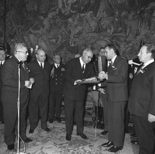 Il Presidente della Repubblica Giuseppe Saragat riceve in udienza l'avv. Vito Antonio Di Cagno, Presidente dell'ENEL, con i dipendenti premiati per i 35 anni di servizio