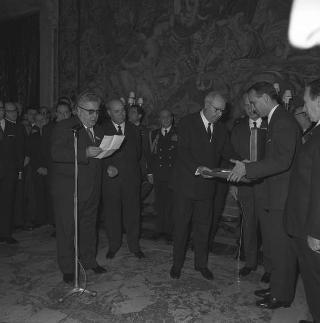 Il Presidente della Repubblica Giuseppe Saragat riceve in udienza l'avv. Vito Antonio Di Cagno, Presidente dell'ENEL, con i dipendenti premiati per i 35 anni di servizio