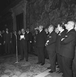 Il Presidente della Repubblica Giuseppe Saragat riceve in udienza l'avv. Vito Antonio Di Cagno, Presidente dell'ENEL, con i dipendenti premiati per i 35 anni di servizio