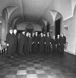 Il Presidente della Repubblica Giuseppe Saragat riceve in udienza l'avv. Vito Antonio Di Cagno, Presidente dell'ENEL, con i dipendenti premiati per i 35 anni di servizio