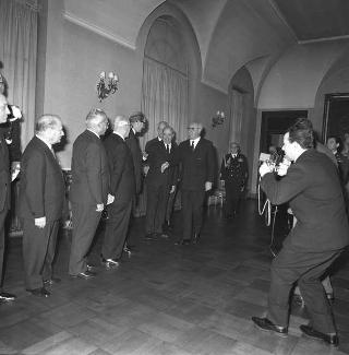 Il Presidente della Repubblica Giuseppe Saragat riceve in udienza l'avv. Vito Antonio Di Cagno, Presidente dell'ENEL, con i dipendenti premiati per i 35 anni di servizio