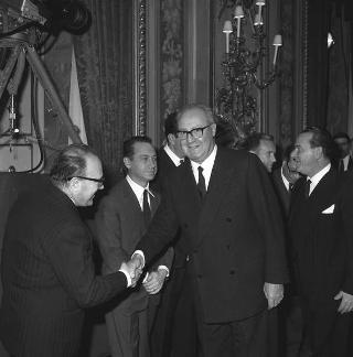 Auguri di Natale e di Capodanno al Presidente della Repubblica Giuseppe Saragat da parte di giornalisti italiani e stranieri