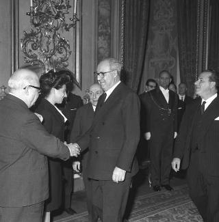 Auguri di Natale e di Capodanno al Presidente della Repubblica Giuseppe Saragat da parte di giornalisti italiani e stranieri