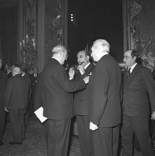 Auguri di Natale e di Capodanno al Presidente della Repubblica Giuseppe Saragat da parte di giornalisti italiani e stranieri