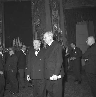 Auguri di Natale e di Capodanno al Presidente della Repubblica Giuseppe Saragat da parte di giornalisti italiani e stranieri