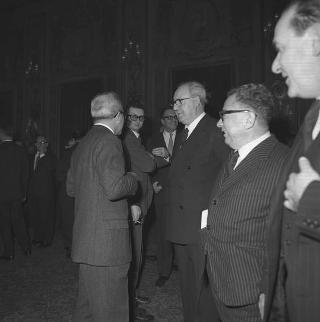 Auguri di Natale e di Capodanno al Presidente della Repubblica Giuseppe Saragat da parte di giornalisti italiani e stranieri