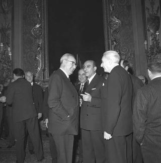 Auguri di Natale e di Capodanno al Presidente della Repubblica Giuseppe Saragat da parte di giornalisti italiani e stranieri