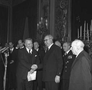 Auguri di Natale e di Capodanno al Presidente della Repubblica Giuseppe Saragat da parte di giornalisti italiani e stranieri