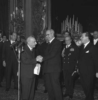 Auguri di Natale e di Capodanno al Presidente della Repubblica Giuseppe Saragat da parte di giornalisti italiani e stranieri