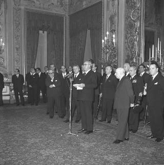 Auguri di Natale e di Capodanno al Presidente della Repubblica Giuseppe Saragat da parte di giornalisti italiani e stranieri