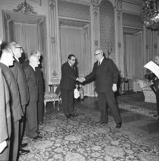 Il Comandante Emilio Legnani, Medaglia d'oro e Presidente del Collegio nazionale patentati capitani di lungo corso, con una delegazione del Consiglio direttivo in visita di omaggio al Presidente della Repubblica Giuseppe Saragat
