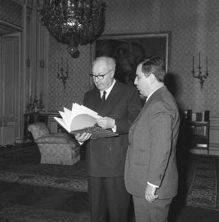 Il Presidente della Repubblica Giuseppe Saragat con Baldo de' Rossi, Presidente dell'Istituto per lo sviluppo dell'edilizia sociale