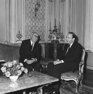 Il Presidente della Repubblica Giuseppe Saragat riceve in udienza il Principe Sadruddin Khan, Alto Commissario delle Nazioni Unite per i rifugiati, con il Ministro plenipotenziario Roberto Gaja, Direttore generale degli affari politici del ministero affari esteri
