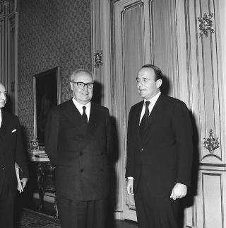Il Presidente della Repubblica Giuseppe Saragat riceve in udienza il Principe Sadruddin Khan, Alto Commissario delle Nazioni Unite per i rifugiati, con il Ministro plenipotenziario Roberto Gaja, Direttore generale degli affari politici del ministero affari esteri