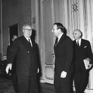 Il Presidente della Repubblica Giuseppe Saragat riceve in udienza il Principe Sadruddin Khan, Alto Commissario delle Nazioni Unite per i rifugiati, con il Ministro plenipotenziario Roberto Gaja, Direttore generale degli affari politici del ministero affari esteri