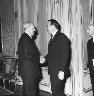 Il Presidente della Repubblica Giuseppe Saragat riceve in udienza il Principe Sadruddin Khan, Alto Commissario delle Nazioni Unite per i rifugiati, con il Ministro plenipotenziario Roberto Gaja, Direttore generale degli affari politici del ministero affari esteri
