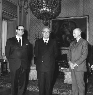 Il Presidente della Repubblica Giuseppe Saragat con J. E. Dubè, Presidente dell'Assemblea Parlamentare della NATO, con Otto Zabbertol, Segretario generale, e il sen. Micara, capo della Delegazione italiana alla NATO
