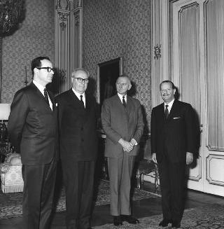 Il Presidente della Repubblica Giuseppe Saragat con J. E. Dubè, Presidente dell'Assemblea Parlamentare della NATO, con Otto Zabbertol, Segretario generale, e il sen. Micara, capo della Delegazione italiana alla NATO