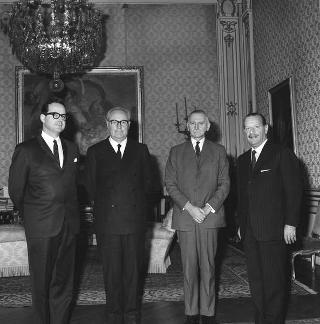 Il Presidente della Repubblica Giuseppe Saragat con J. E. Dubè, Presidente dell'Assemblea Parlamentare della NATO, con Otto Zabbertol, Segretario generale, e il sen. Micara, capo della Delegazione italiana alla NATO