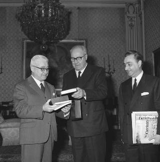 Avv. Dionisio Petriella, Presidente della Società "Dante Alighieri" e della Federazione fra le Associazioni italiane in Argentina, con l'avv. Umberto Ortolani, Presidente della Federazione stampa italiana in America Latina in visita di omaggio al Presidente della Repubblica Giuseppe Saragat