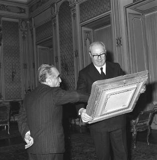 Il Pittore Amerigo Bartoli Natinguerra, per offrire  in dono un suo quadro al Presidente della Repubblica Giuseppe Saragat