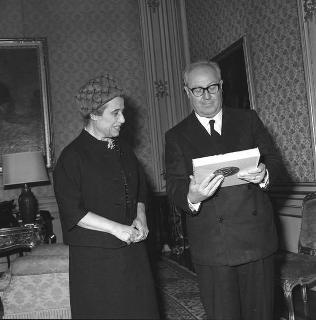 Il Presidente della Repubblica Giuseppe Saragat incontra la Signora Luciana Frassati, sorella di Pier Giorgio Frassati, per fare omaggio del suo libro su Arturo Toscanini