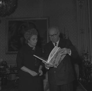 Il Presidente della Repubblica Giuseppe Saragat incontra la Signora Luciana Frassati, sorella di Pier Giorgio Frassati, per fare omaggio del suo libro su Arturo Toscanini