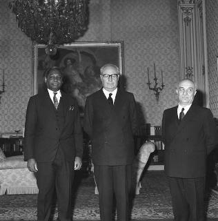 Il Presidente della Repubblica Giuseppe Saragat con John Mamman Garba, ambasciatore della Repubblica Federale di Nigeria, e Amintore Fanfani, Ministro degli esteri