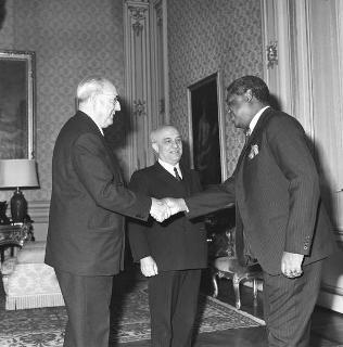 Il Presidente della Repubblica Giuseppe Saragat con John Mamman Garba, ambasciatore della Repubblica Federale di Nigeria, e Amintore Fanfani, Ministro degli esteri